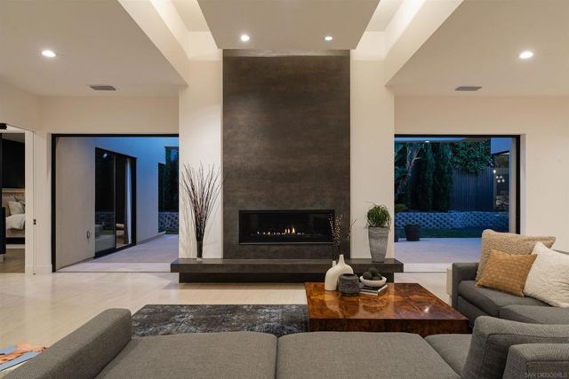 8751 Glenwick Ln, La Jolla, CA 92037