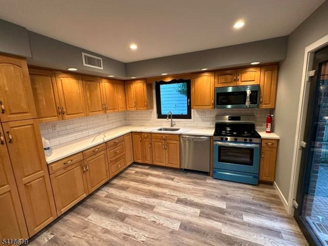 80 Koster St, Wallington Boro, NJ 07057