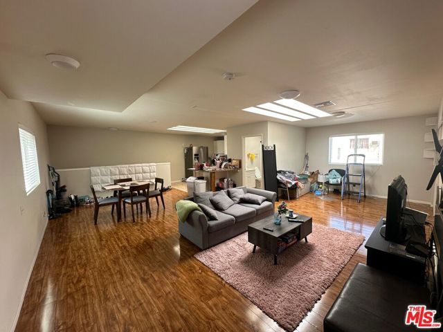 7304 Canby Avenue, Reseda (los Angeles), CA 91335