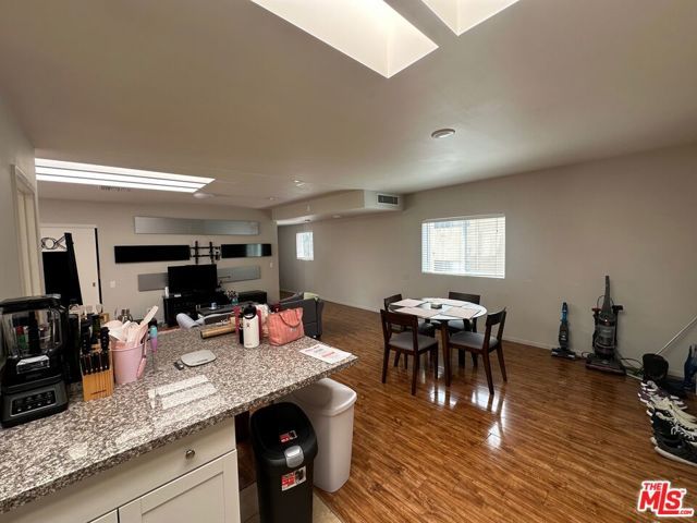 7304 Canby Avenue, Reseda (los Angeles), CA 91335