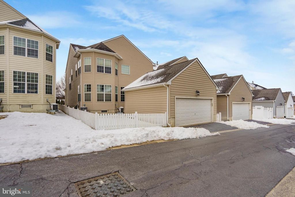 Image 3 of property listing at 23059 WINGED ELM DR, Clarksburg, MD 20871