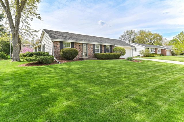 W173N8479 Westbridge AVENUE, Menomonee Falls, WI 53051
