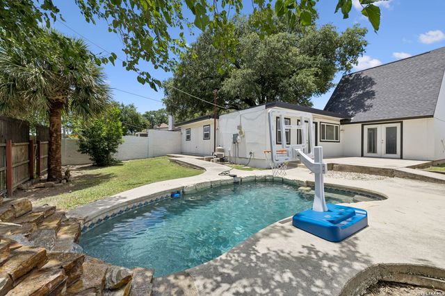 4110 BAY OAKS DR, San Antonio, TX 78240