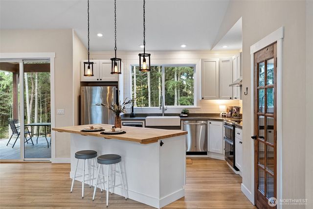 10128 Merlins Lane NW, Bremerton, WA 98312