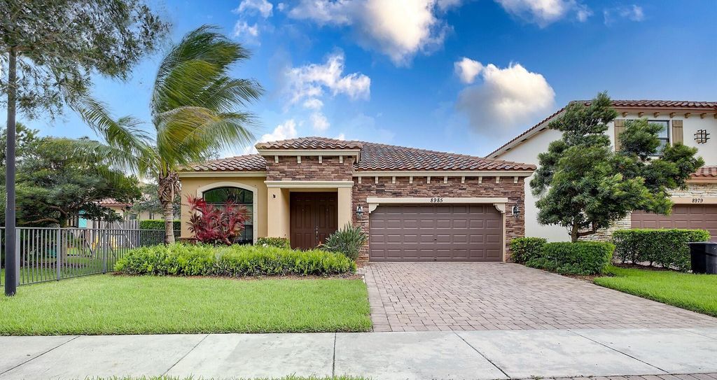 8985 Gulf Run Way, Lake Worth, FL 33467