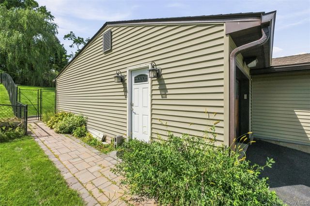 28 Hilltop Drive, Mahopac, NY 10541