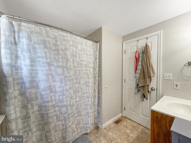 1 OXFORD CT, New Oxford, PA 17350