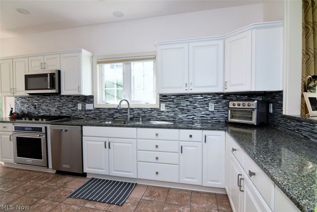 420 E Glengary Circle, Highland Heights, OH 44143