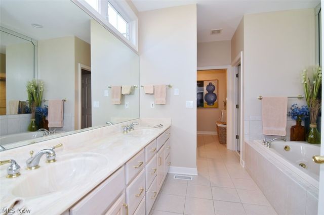 420 E Glengary Circle, Highland Heights, OH 44143