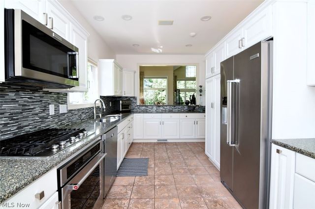 420 E Glengary Circle, Highland Heights, OH 44143