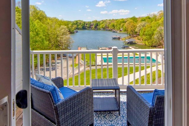 1085 Bluewater Dr Unit 115, Moneta, VA 24121
