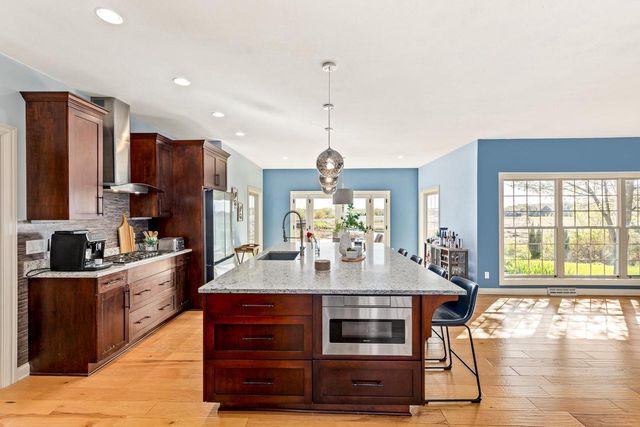 2850 Berwick COURT, Brookfield, WI 53045