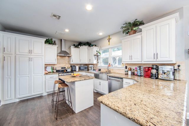 4012 John St, Berwick, LA 70342