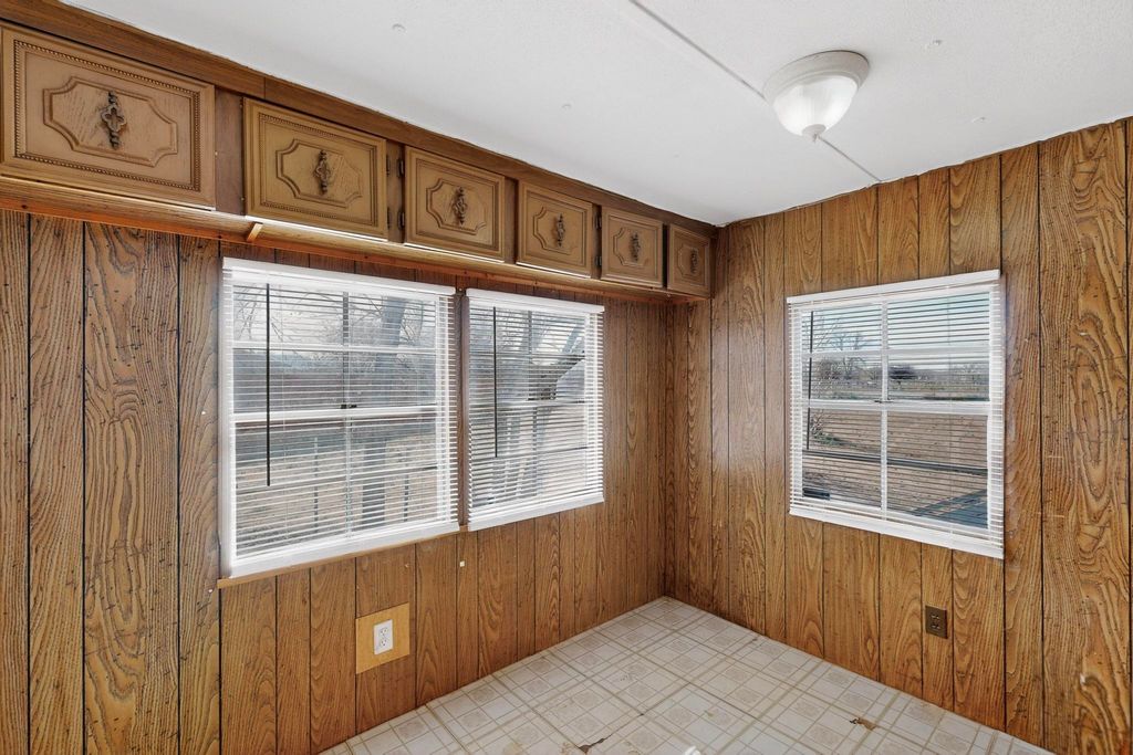 Image 10 of property listing at 85 N El Cerro Loop, Los Lunas, NM 87031