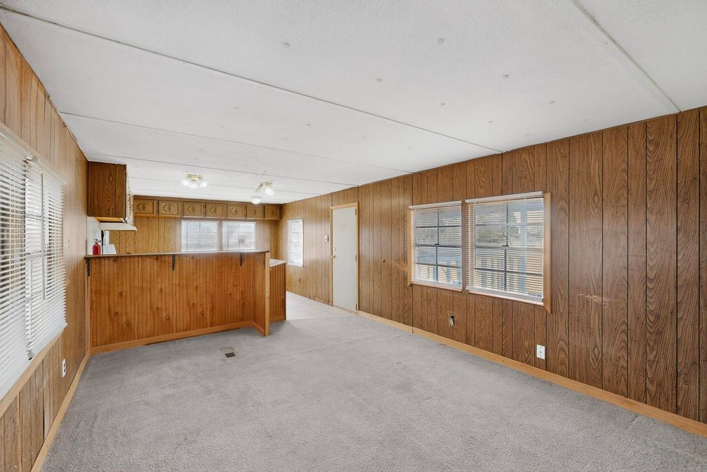 Image 11 of property listing at 85 N El Cerro Loop, Los Lunas, NM 87031