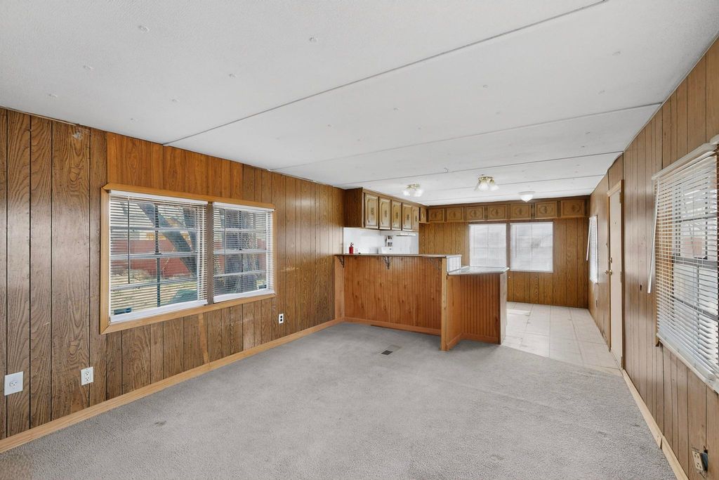 Image 12 of property listing at 85 N El Cerro Loop, Los Lunas, NM 87031