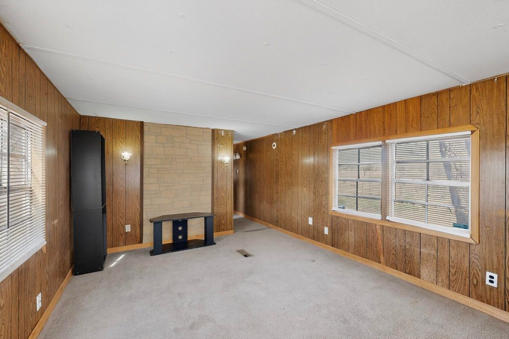 Image 14 of property listing at 85 N El Cerro Loop, Los Lunas, NM 87031