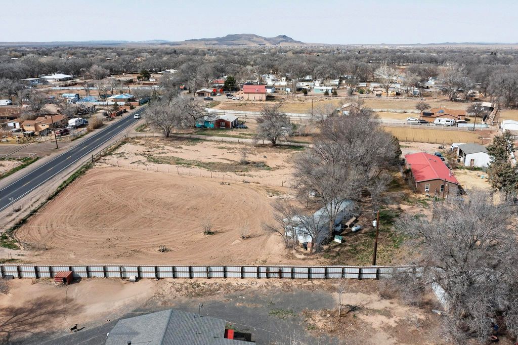 Image 2 of property listing at 85 N El Cerro Loop, Los Lunas, NM 87031