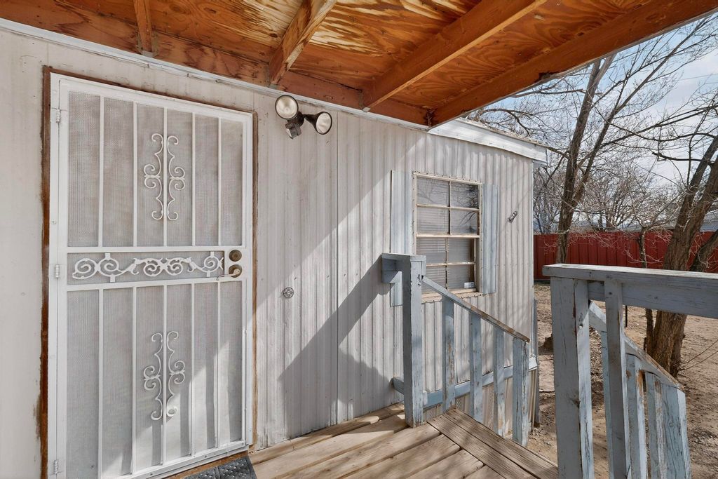 Image 25 of property listing at 85 N El Cerro Loop, Los Lunas, NM 87031