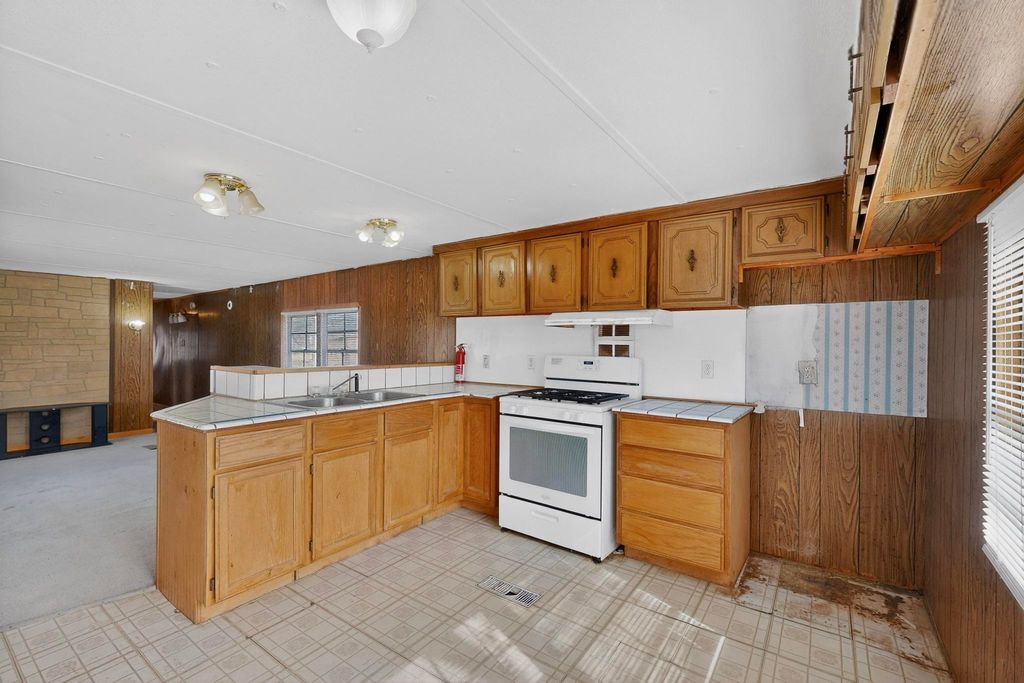 Image 4 of property listing at 85 N El Cerro Loop, Los Lunas, NM 87031