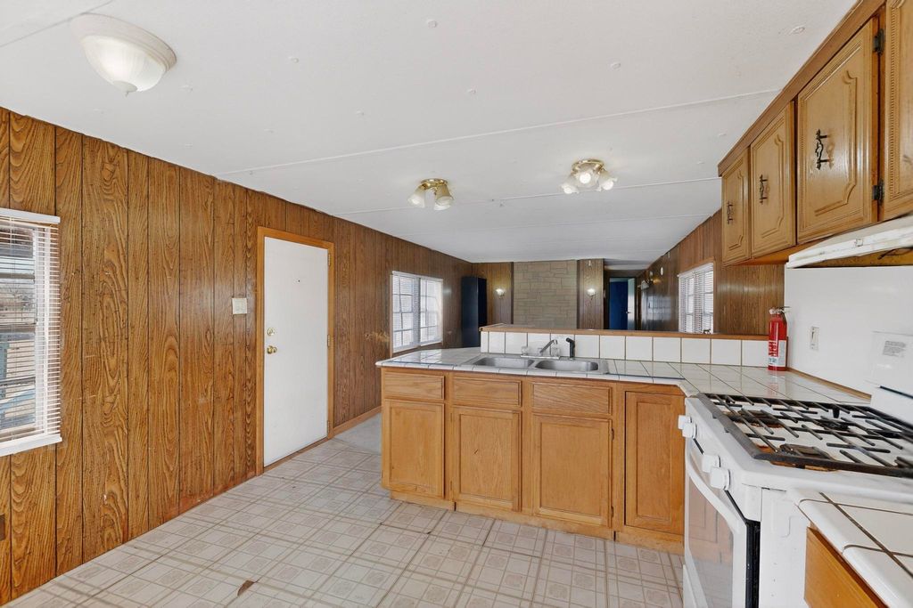 Image 5 of property listing at 85 N El Cerro Loop, Los Lunas, NM 87031