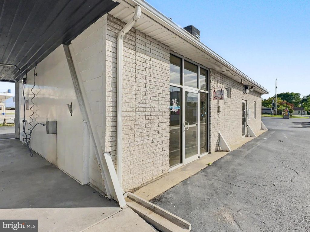 Image 10 of property listing at 1118 ROOSEVELT AVE, York, PA 17404