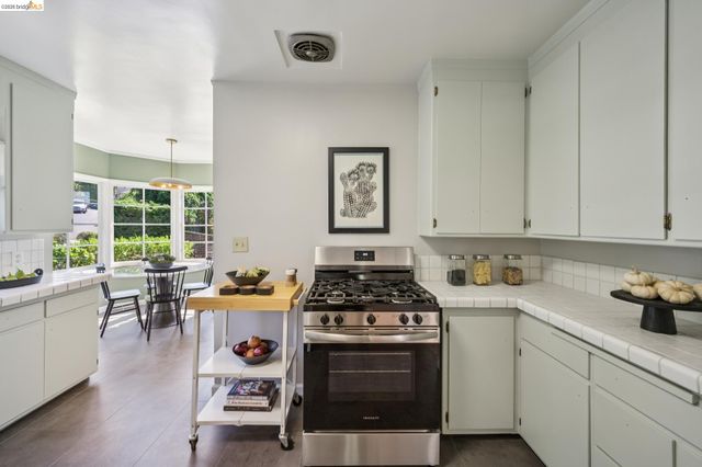 605 Prospect Ave, Oakland, CA 94610
