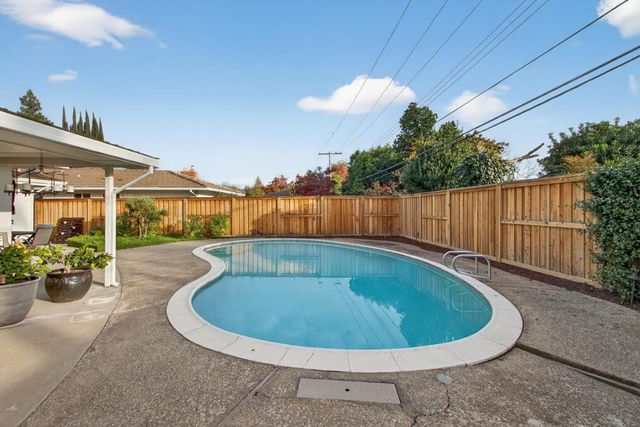 2910 Huntington Rd, Sacramento, CA 95864