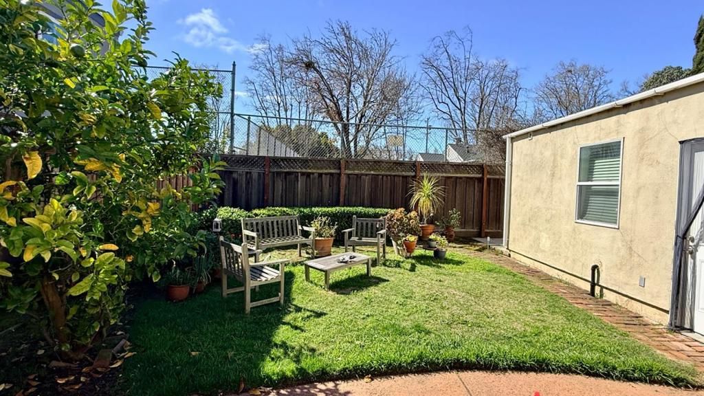 Image 4 of property listing at Address unavailable.