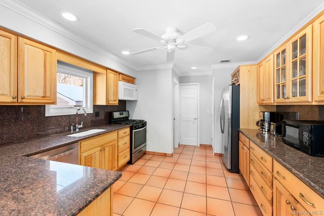 13 Buttercup Lane, Westhampton, NY 11977