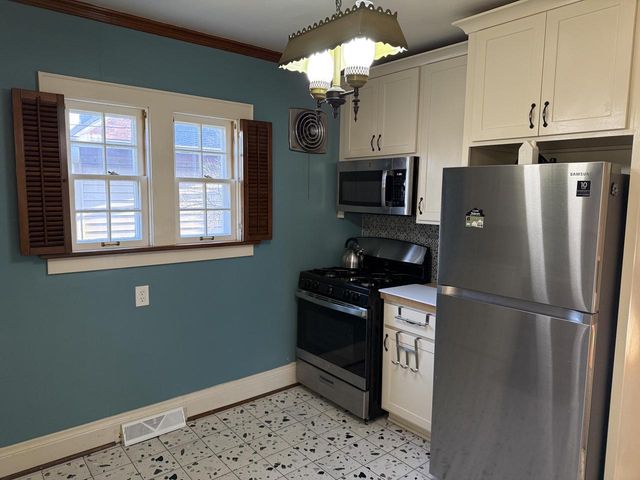 7711 14th AVENUE, Kenosha, WI 53143