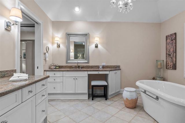 852 Gloucester Crossing, Lake Forest, IL 60045