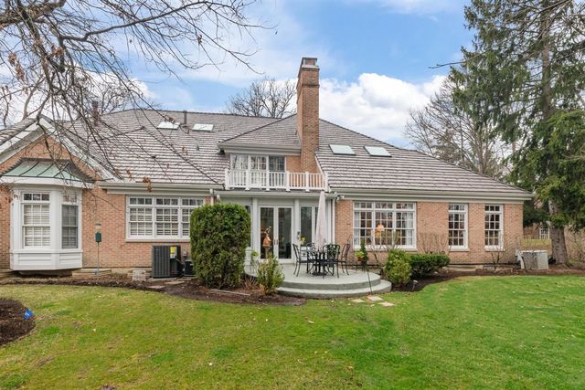 852 Gloucester Crossing, Lake Forest, IL 60045