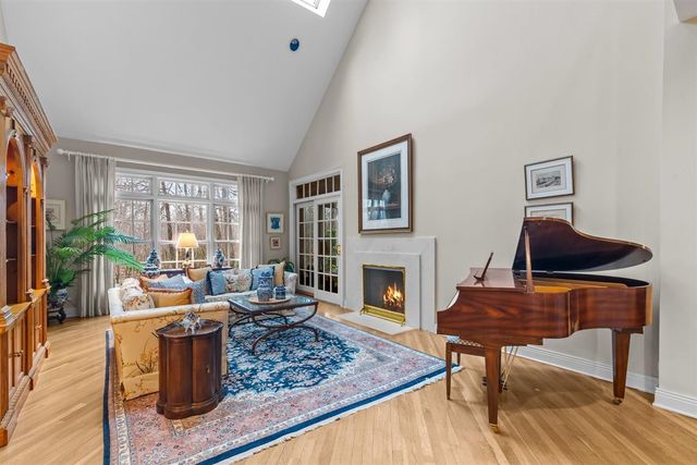 852 Gloucester Crossing, Lake Forest, IL 60045