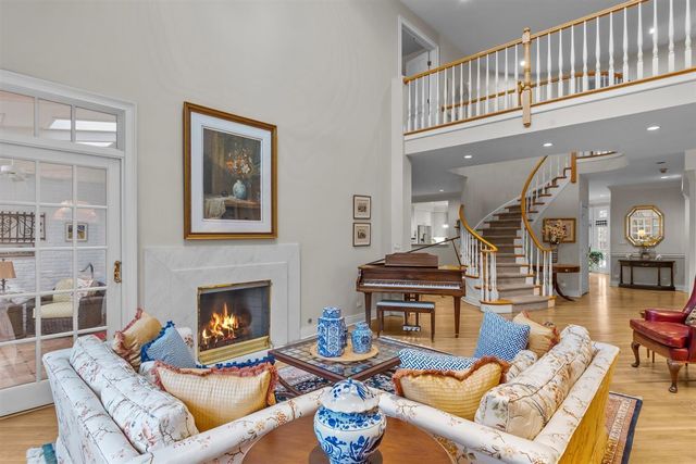 852 Gloucester Crossing, Lake Forest, IL 60045