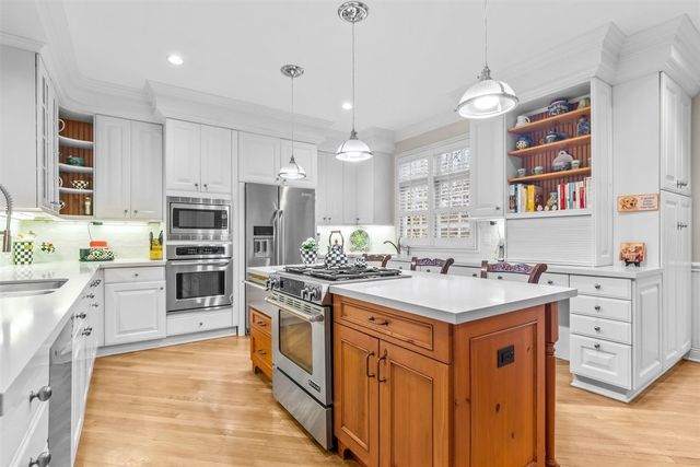 852 Gloucester Crossing, Lake Forest, IL 60045