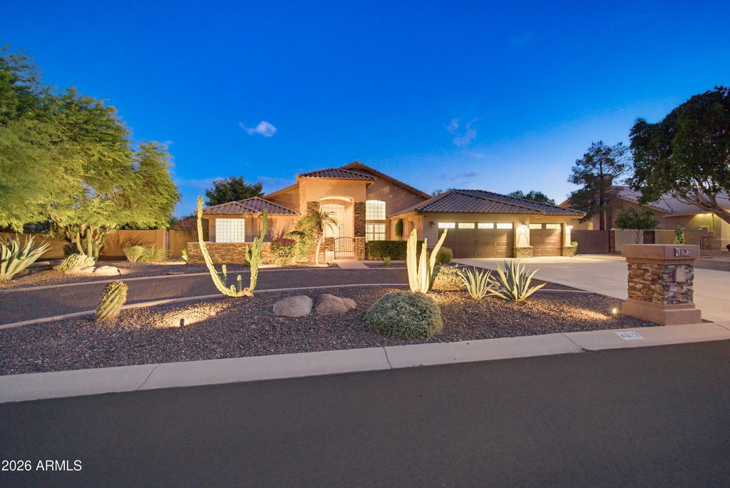 4613 W DESERT HOLLOW Drive, Phoenix, AZ 85083 — exterior