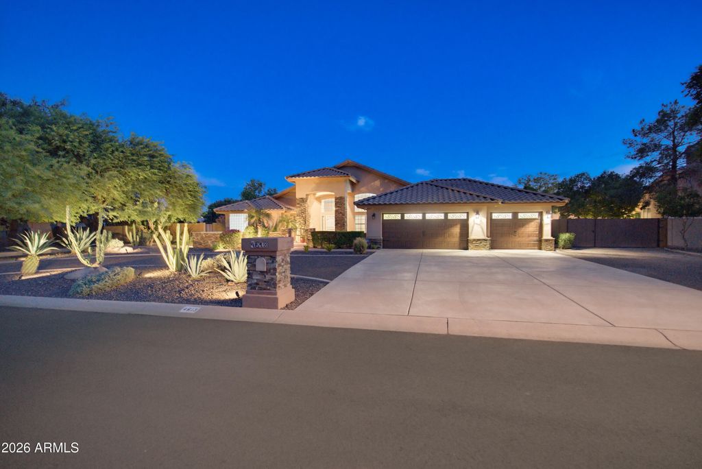4613 W DESERT HOLLOW Drive, Phoenix, AZ 85083 — photo 2