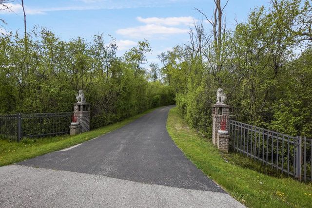 N61W38100 Blackhawk DRIVE, Oconomowoc, WI 53066
