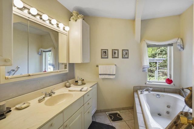N61W38100 Blackhawk DRIVE, Oconomowoc, WI 53066