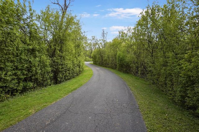 N61W38100 Blackhawk DRIVE, Oconomowoc, WI 53066