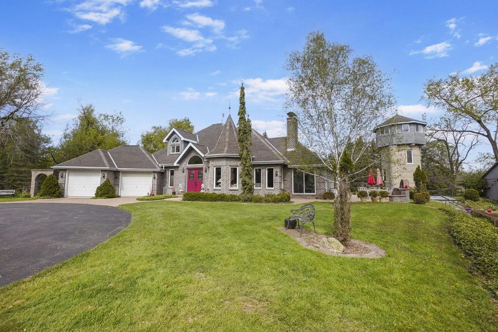 N61W38100 Blackhawk DRIVE, Oconomowoc, WI 53066