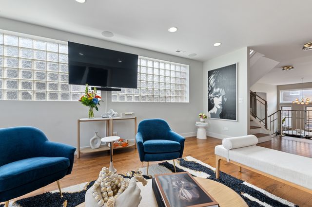 1527 W Pearson Street, Chicago, IL 60642