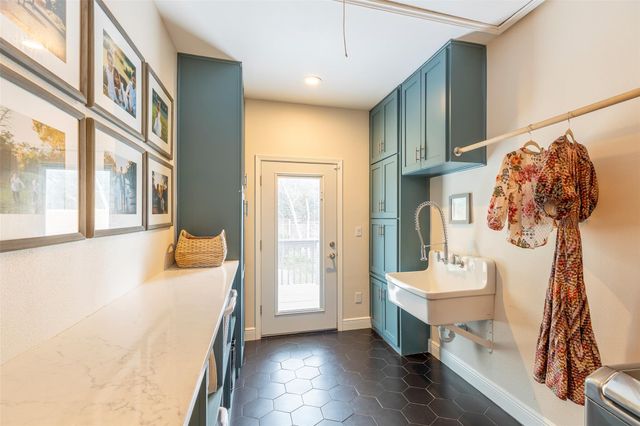 8800 Golden Rain CV, Austin, TX 78735