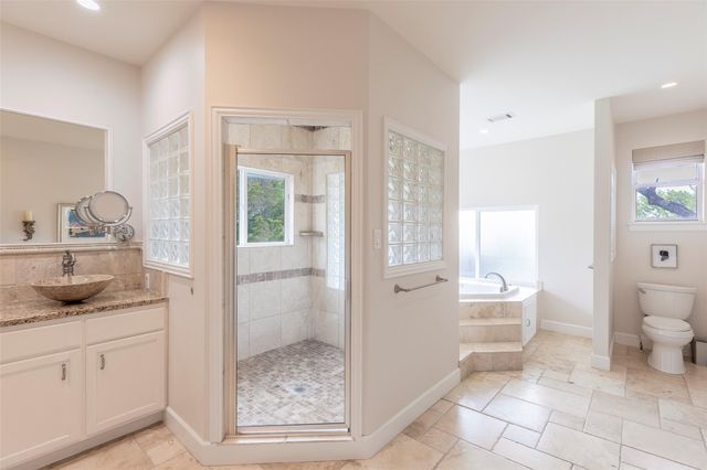 8800 Golden Rain CV, Austin, TX 78735