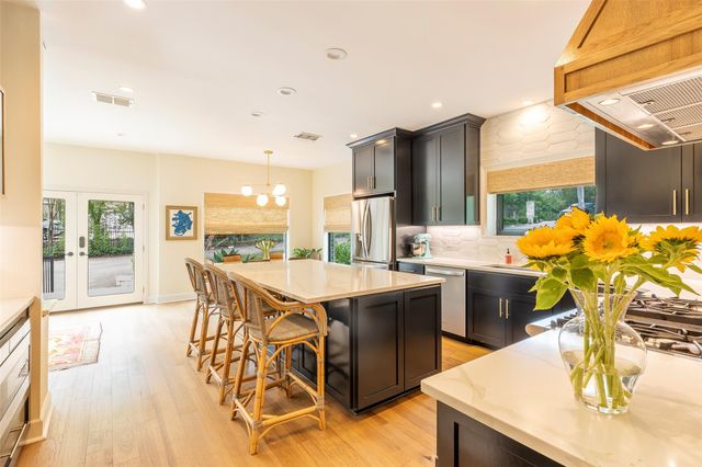 8800 Golden Rain CV, Austin, TX 78735