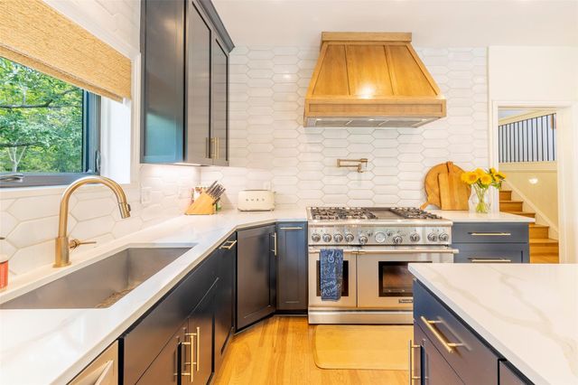 8800 Golden Rain CV, Austin, TX 78735