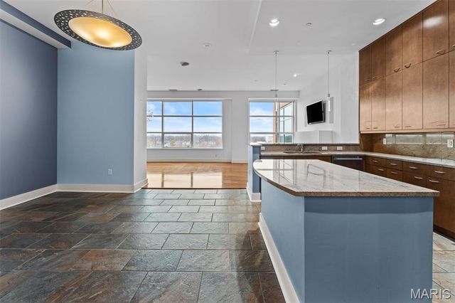 8025 Maryland Avenue 6A, Clayton, MO 63105