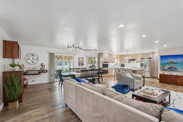 73 Hastings Avenue, Elk Grove Village, IL 60007