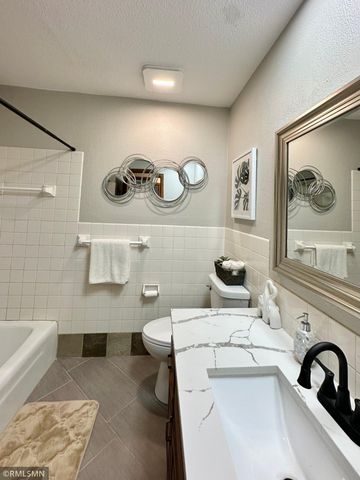 11900 Highland View Circle, Burnsville, MN 55337